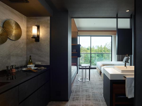 Mitsui Garden Hotel Jingugaien Tokyo Premier : photo 1 de la chambre hébergement d'angle supérieur lits jumeaux avec mini-cuisine et balcon