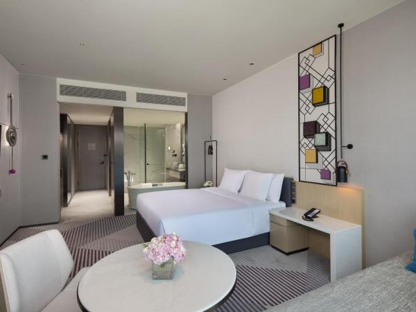 Crowne Plaza Foshan Nanhai - an IHG Hotel - Free Canton Fair Shuttle Bus : photo 1 de la chambre chambre lit king-size standard - vue sur lac