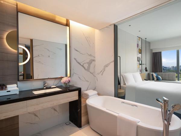 Crowne Plaza Foshan Nanhai - an IHG Hotel - Free Canton Fair Shuttle Bus : photo 2 de la chambre chambre lit king-size standard - vue sur lac