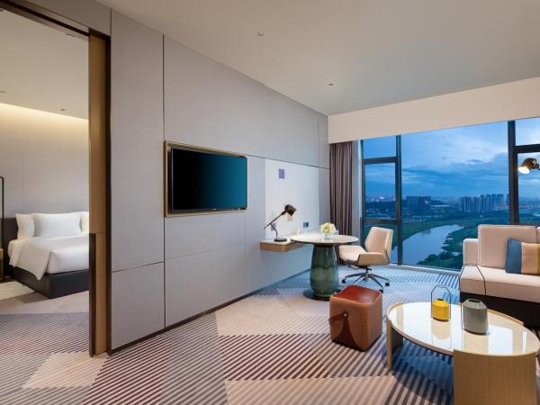 Crowne Plaza Foshan Nanhai - an IHG Hotel - Free Canton Fair Shuttle Bus : photo 2 de la chambre one-bedroom suite lounge access
