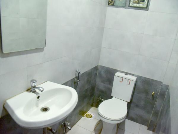 Hotel Parag : photo 3 de la chambre family room with bathroom - indian nationals only