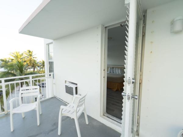 Broadmore Miami Beach : photo 5 de la chambre hébergement lit king-size Économique avec balcon