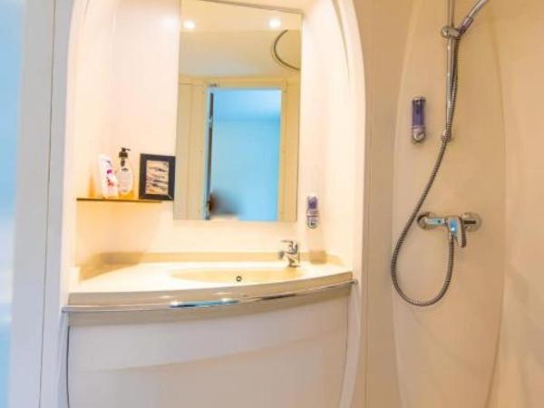 Vandrarhem Kvarntorget : photo 4 de la chambre chambre lits jumeaux avec salle de bains commune