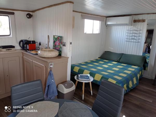 Séjour atypique et insolite sur notre péniche La Coradine avec grand spa : photo 1 de la chambre studio lit king-size avec canapé-lit