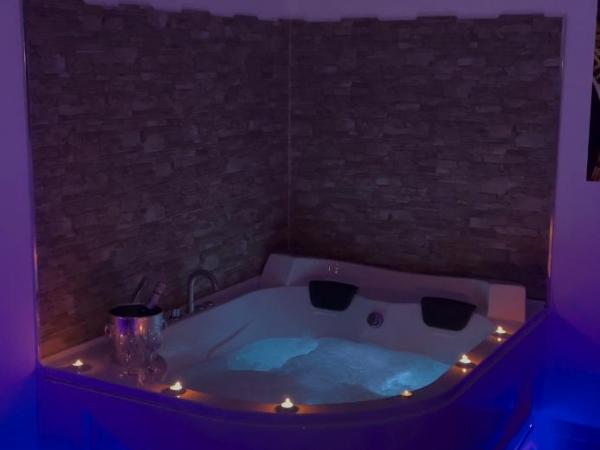 B&B La Perla & Suites : photo 7 de la chambre chambre double avec baignoire spa