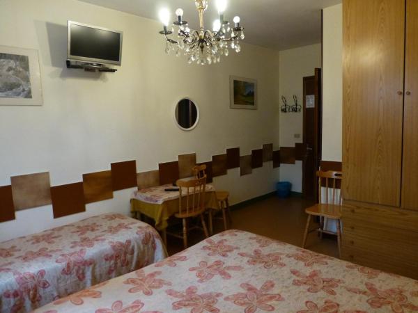 Hotel Beau Sejour : photo 1 de la chambre chambre triple