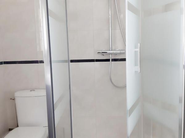 Saint Charles Hôtel & Coliving Biarritz : photo 8 de la chambre chambre double deluxe avec douche