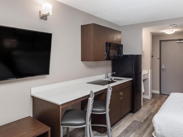 Super 8 by Wyndham Winnipeg West : photo 2 de la chambre 1 queen bed, sofa bed, efficiency room, non-smoking