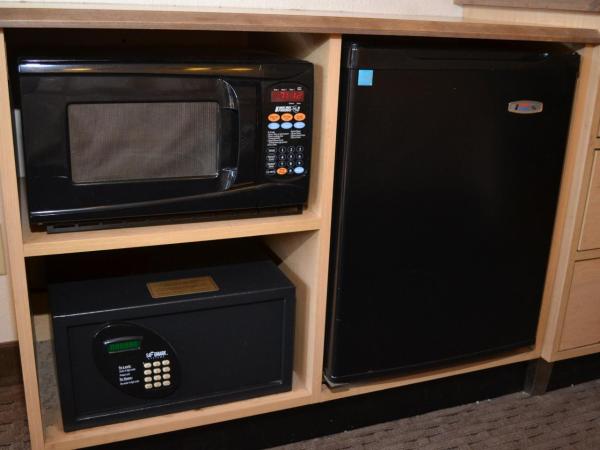 Red Roof Inn San Antonio Airport : photo 6 de la chambre chambre lit king-size supérieure - non-fumeurs