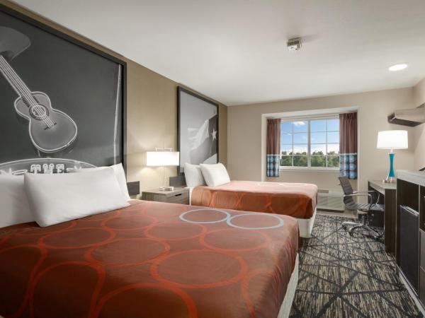 Super 8 by Wyndham San Antonio Airport North : photo 3 de la chambre 2 queen beds, mobility/hearing impaired accessible room, non-smoking