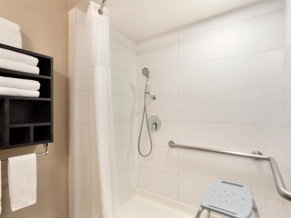 Super 8 by Wyndham San Antonio Airport North : photo 3 de la chambre chambre lit king-size - accessible aux personnes à mobilité réduite - non-fumeurs