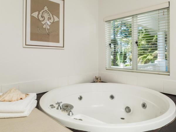 The Reef House Adults Retreat - Enjoy 28 Complimentary Inclusions : photo 6 de la chambre brigadier studio with large spa bath, couples swing, balcony and ocean view