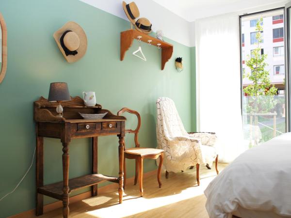 Auberge des Vergers : photo 2 de la chambre chambre lit king-size - vue sur jardin