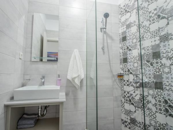 The 3 Brothers' Apts : photo 9 de la chambre studio avec vue sur jardin