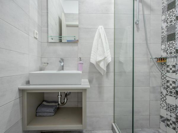 The 3 Brothers' Apts : photo 10 de la chambre studio avec vue sur jardin