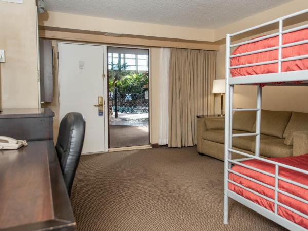 Baymont by Wyndham Red Deer : photo 2 de la chambre queen suite with pool walkout - main floor/non-smoking