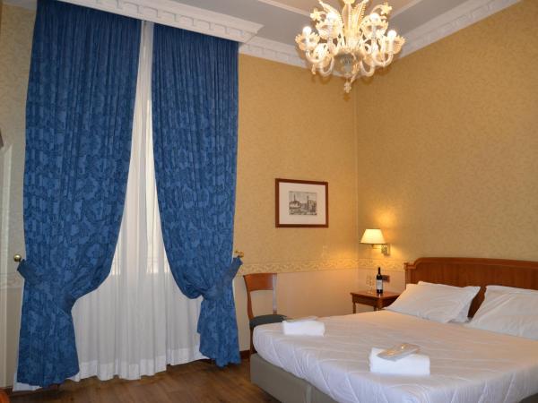 Strozzi Palace Hotel : photo 2 de la chambre chambre simple avec salle de bains 