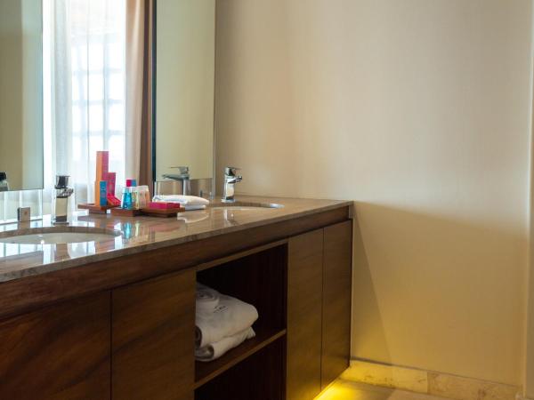 Hotel Beló Isla Mujeres - All Inclusive : photo 9 de la chambre suite lit king-size in love - vue sur océan