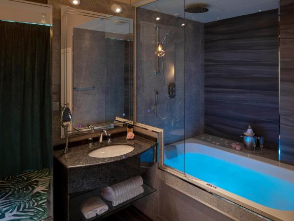 Paris j'Adore Hotel & Spa : photo 2 de la chambre hébergement supérieur boudoir avec jacuzzi