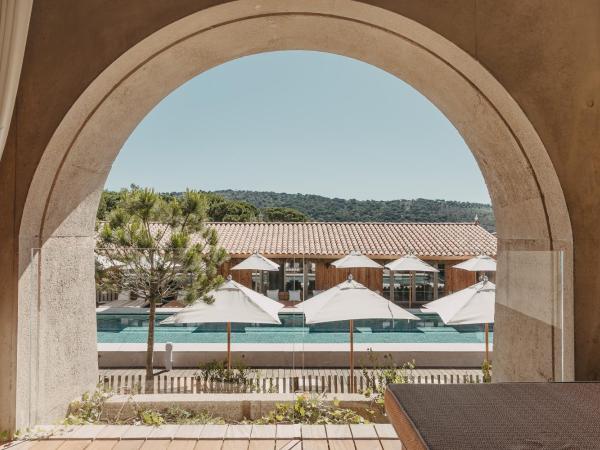 Lily of the Valley : photo 1 de la chambre suite shape club - vue sur piscine