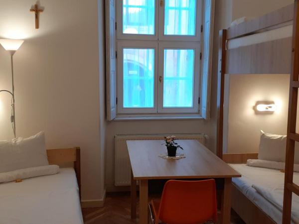 Ciszterci Szállás Pécs : photo 9 de la chambre chambre triple avec salle de bains