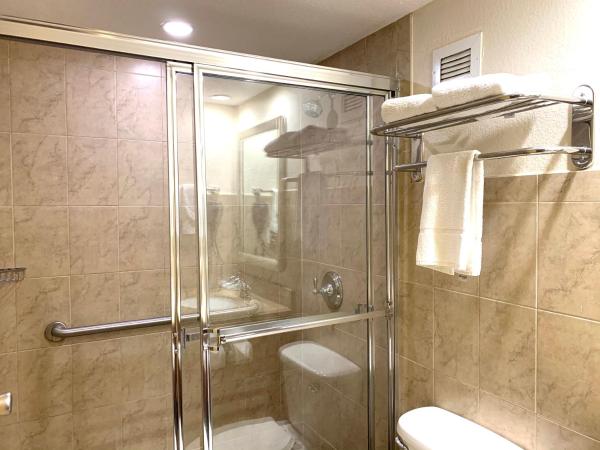 Rodeway Inn & Suites Fort Lauderdale Airport & Cruise Port : photo 6 de la chambre chambre king avec jacuzzi de luxe - non-fumeurs