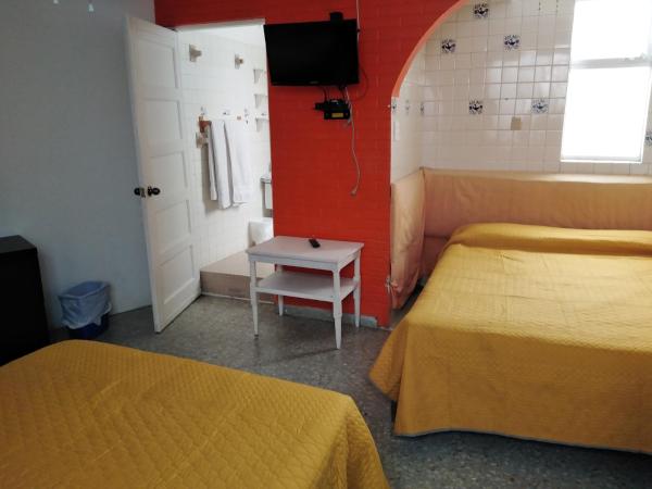 Gal - Habitaciones Confortables : photo 2 de la chambre chambre quadruple avec salle de bains privative