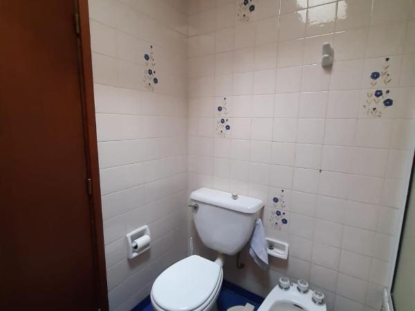 Dos Balcones : photo 2 de la chambre chambre lit queen-size avec salle de bains commune