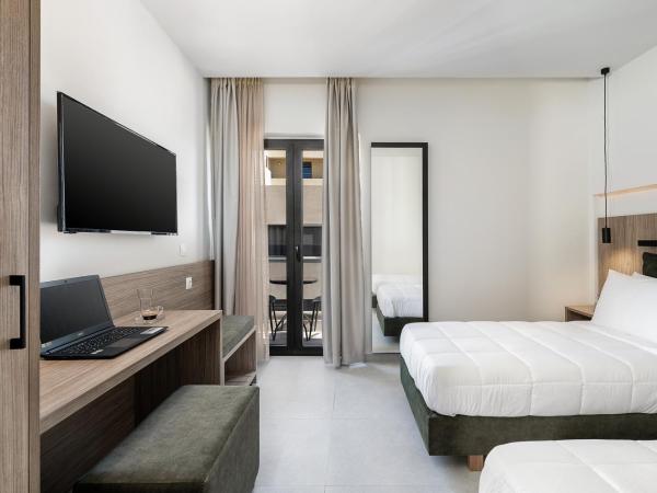 Morum City Hotel Chania : photo 2 de la chambre chambre lits jumeaux avec balcon
