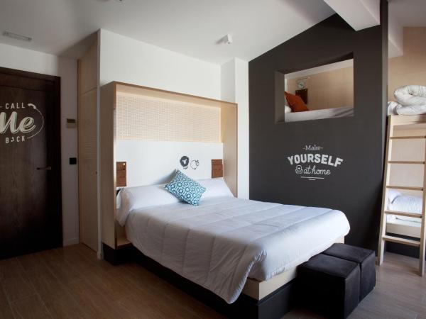 Toc Hostel Sevilla : photo 4 de la chambre chambre familiale avec terrasse