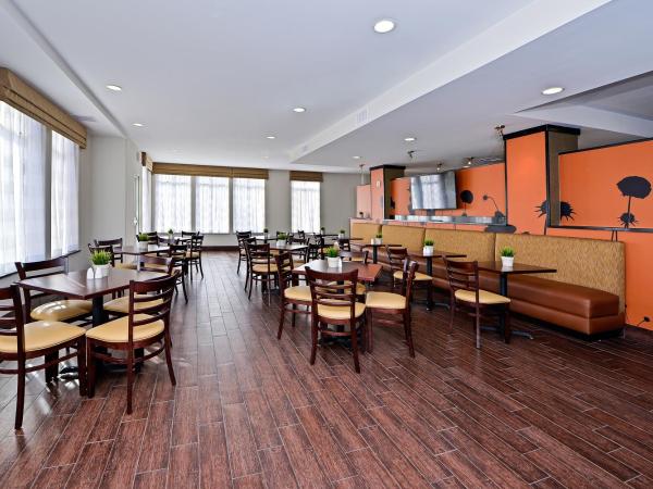 Sleep Inn & Suites Austin - Tech Center : photo 7 de la chambre chambre lit king-size pour personnes à mobilité réduite avec douche accessible en fauteuil roulant - non-fumeurs