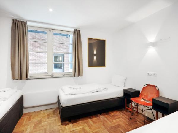 Hotel Not Hotel Amsterdam : photo 5 de la chambre la maison bleue située en rez-de-chaussée