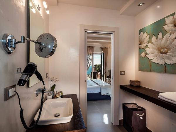 Tenuta Del Poggio Antico : photo 8 de la chambre chambre double deluxe avec balcon - vue sur mer