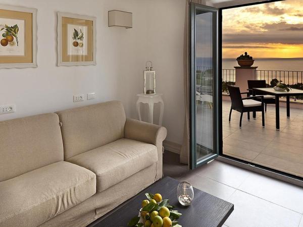 Tenuta Del Poggio Antico : photo 3 de la chambre chambre double deluxe avec balcon - vue sur mer