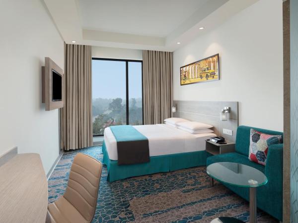 Holiday Inn Express Kolkata Airport, an IHG Hotel : photo 3 de la chambre chambre lit queen-size standard avec baignoire et douche combinées