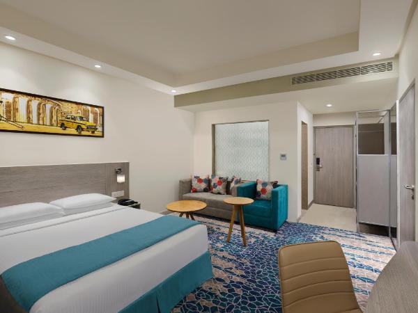 Holiday Inn Express Kolkata Airport, an IHG Hotel : photo 2 de la chambre chambre lit queen-size standard avec baignoire et douche combinées