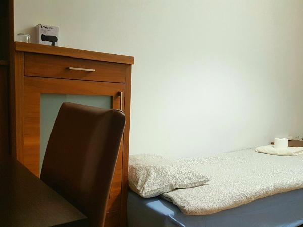 Niebieski Meander Pokoje blisko metra : photo 6 de la chambre chambre lits jumeaux Économique