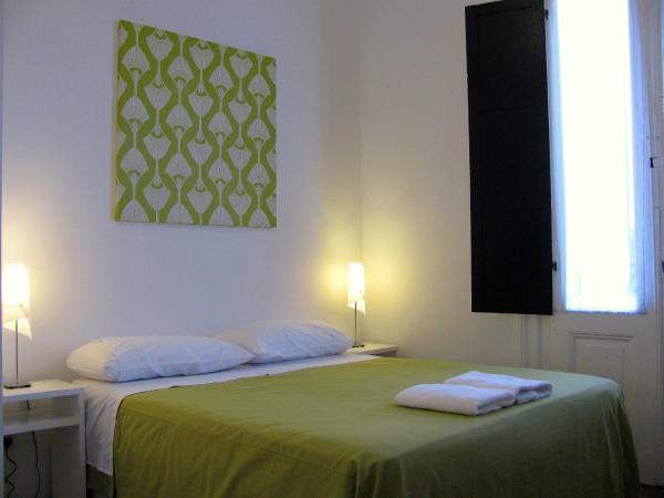 06 Soho Suites : photo 3 de la chambre chambre double ou lits jumeaux avec salle de bains