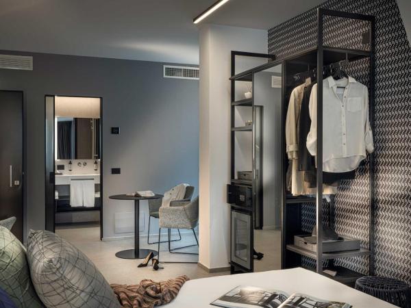 J44 Lifestyle Hotel : photo 5 de la chambre chambre avec 2 grands lits queen-size