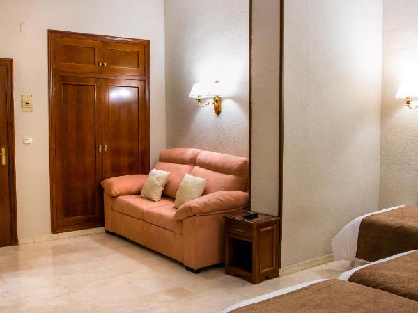 Hotel Reina Cristina : photo 3 de la chambre chambre quadruple premium