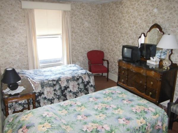 Auberge des Arts Bed and Breakfast : photo 8 de la chambre chambre lit king-size ou lits jumeaux avec salle de bains commune