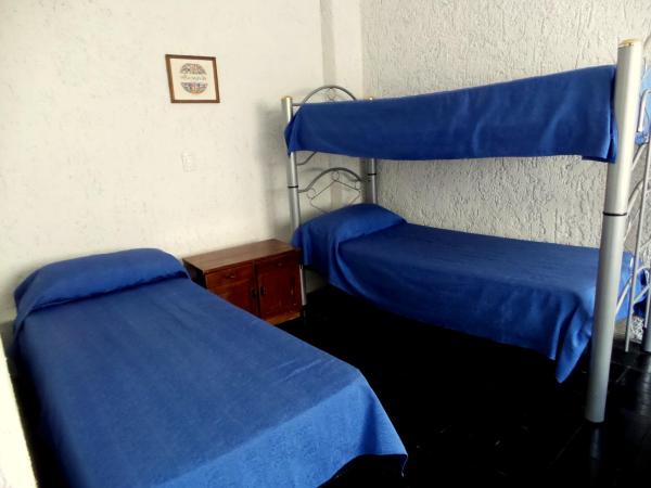 Hostel Otro Mundo : photo 1 de la chambre chambre triple avec salle de bains privative