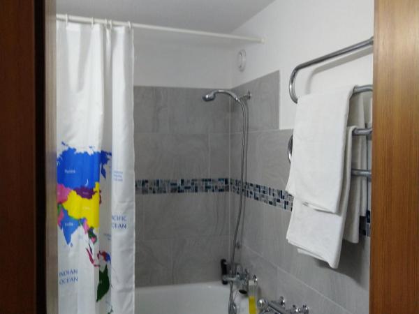 Holiday accommodation - swimming pool available : photo 1 de la chambre appartement avec vue sur la montagne