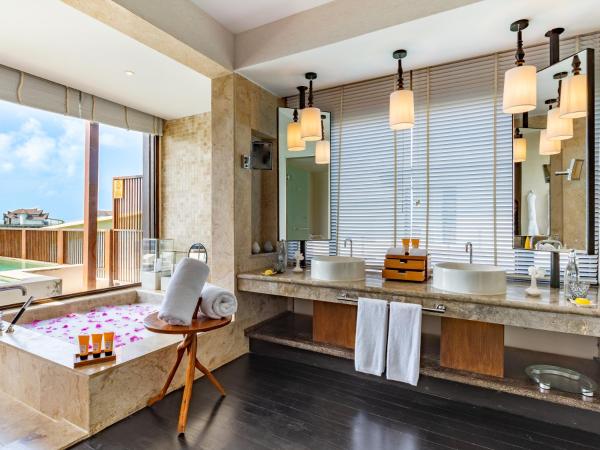 OZEN RESERVE BOLIFUSHI - Luxury All Inclusive : photo 1 de la chambre suite océan avec piscine et toboggan