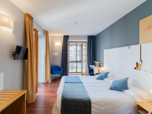 Zenit El Coloquio : photo 2 de la chambre chambre lits jumeaux - vue sur ville