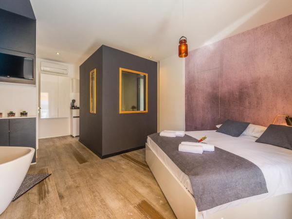 Luxury rooms in Old Town by Belmont Realty : photo 6 de la chambre chambre double avec salle de bains privative
