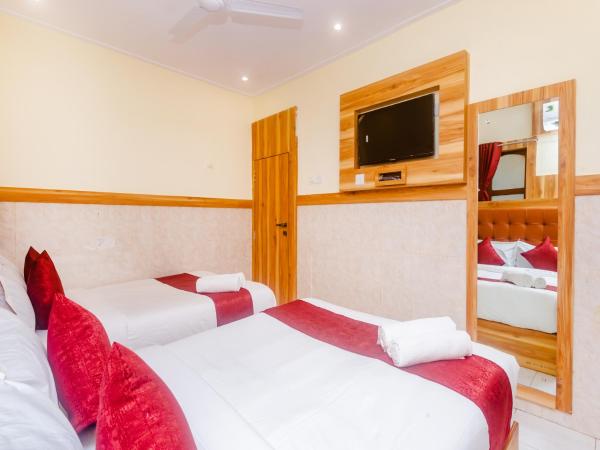 Aman Hotel near CST : photo 10 de la chambre four bed ac