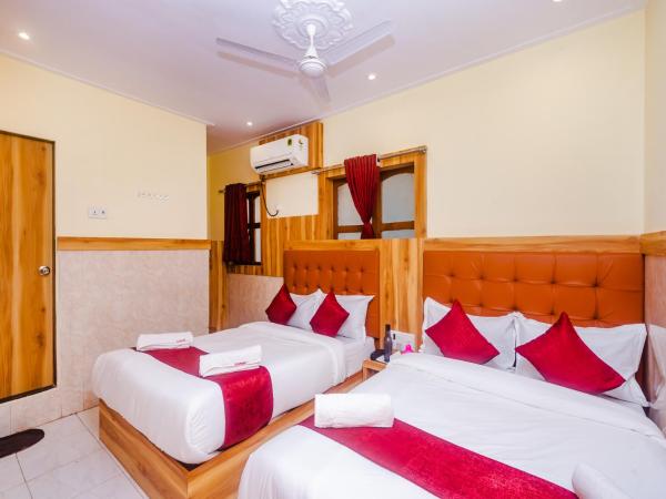 Aman Hotel near CST : photo 9 de la chambre four bed ac