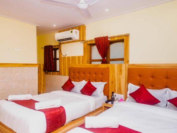 Aman Hotel near CST : photo 3 de la chambre four bed ac