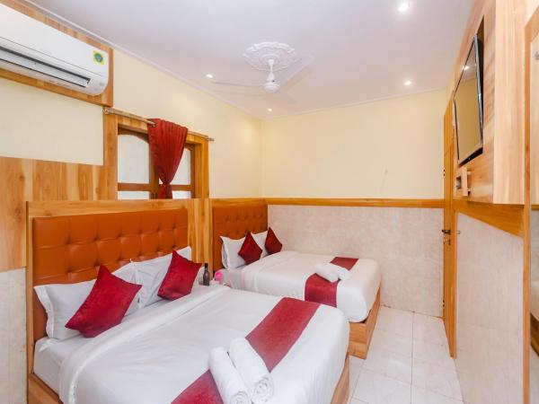 Aman Hotel near CST : photo 6 de la chambre four bed ac